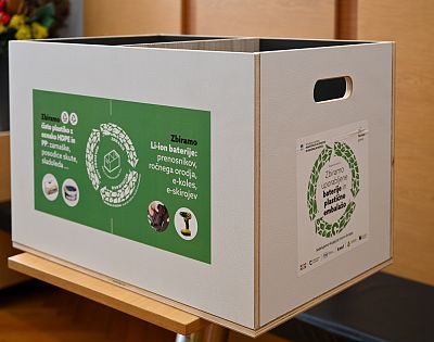 Zaboj za zbiranje odpadnih baterij in plastične embalaže