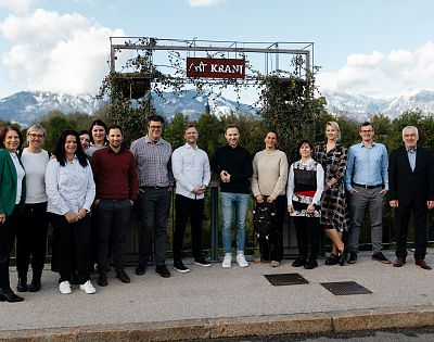 Govorci konference skupaj pozirajo fotografu.