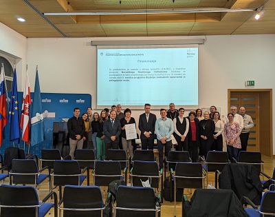 Udeleženci konference na odru skupinsko pozirajo fotografu.