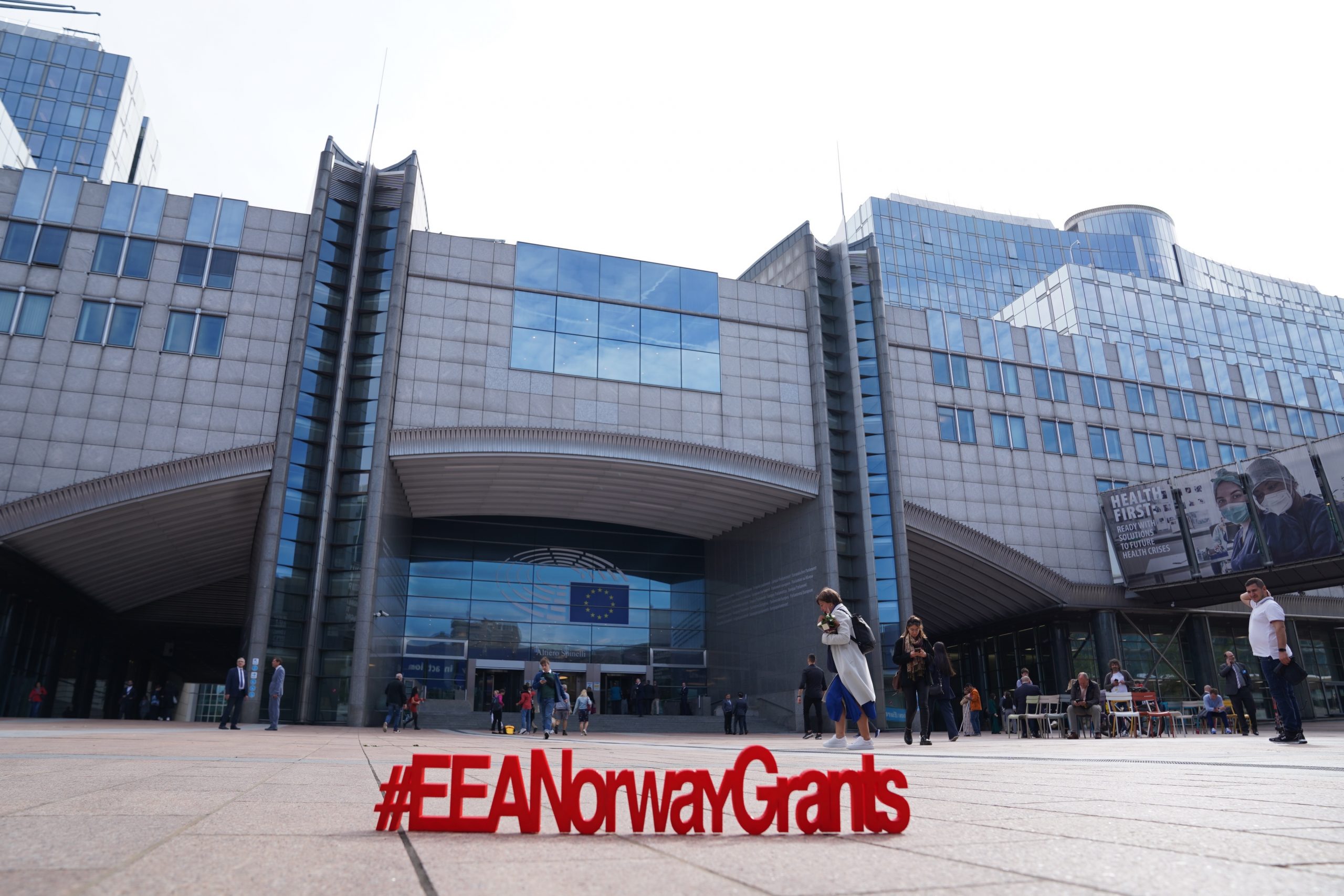 Napis EEA Norway Grants pred stavbo Evropskega parlamenta