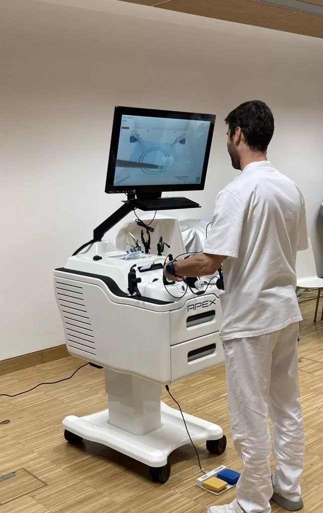 Moški uporablja laporoskopski simulator.