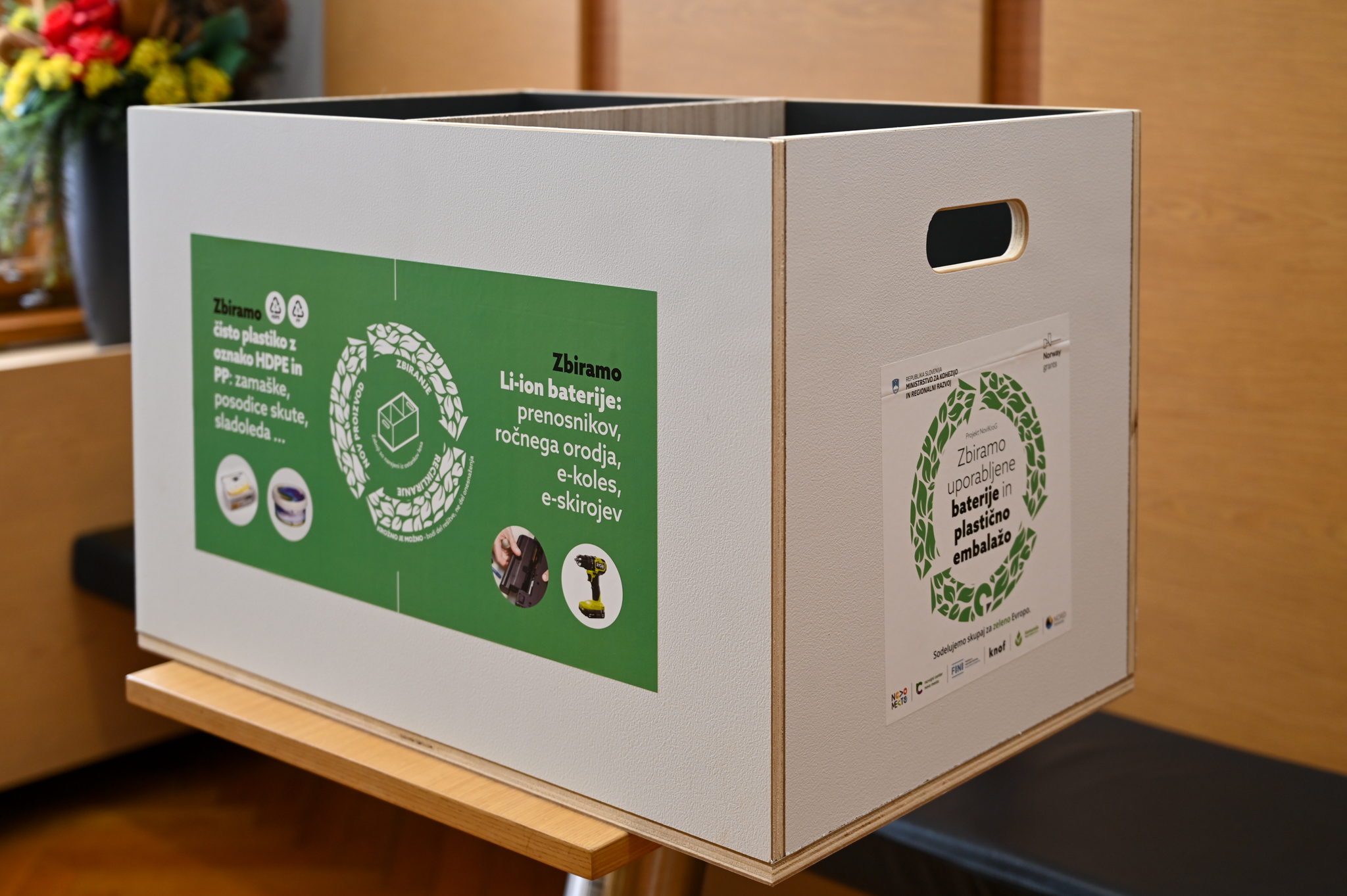 Zaboj za zbiranje odpadnih baterij in plastične embalaže