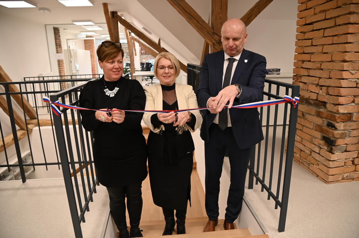 Nataša Šerbec, Director of the Regional Development Agency Posavje, Janez Kerin, Mayor of the Municipality of Krško, and Vlasta Stojak, Head of Cabinet at the Ministry of Cohesion and Regional Development, during the ribbon cutting ceremony.