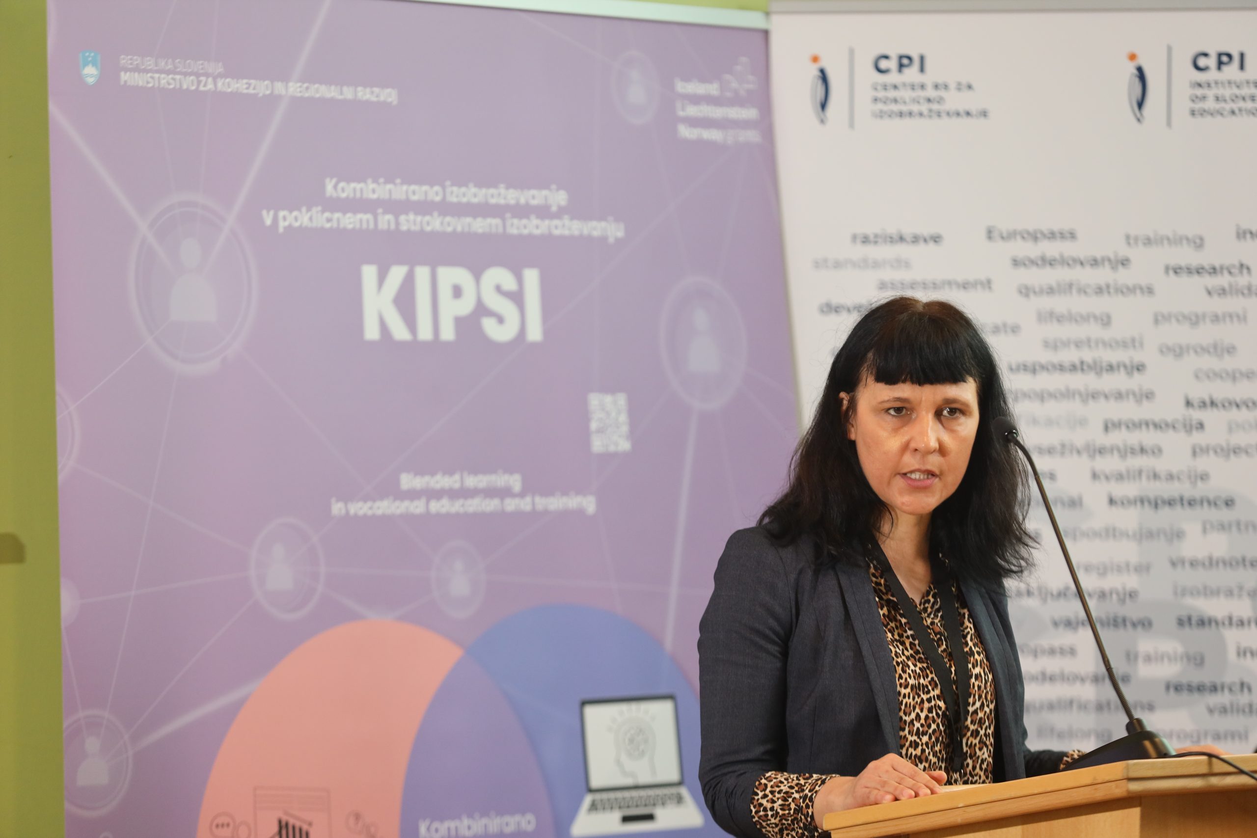 Jadranka Plut, vodja Sektorja za finančne mehanizme na Ministrstvu za kohezijo in regionalni razvoj, na odru med uvodnim govorom.