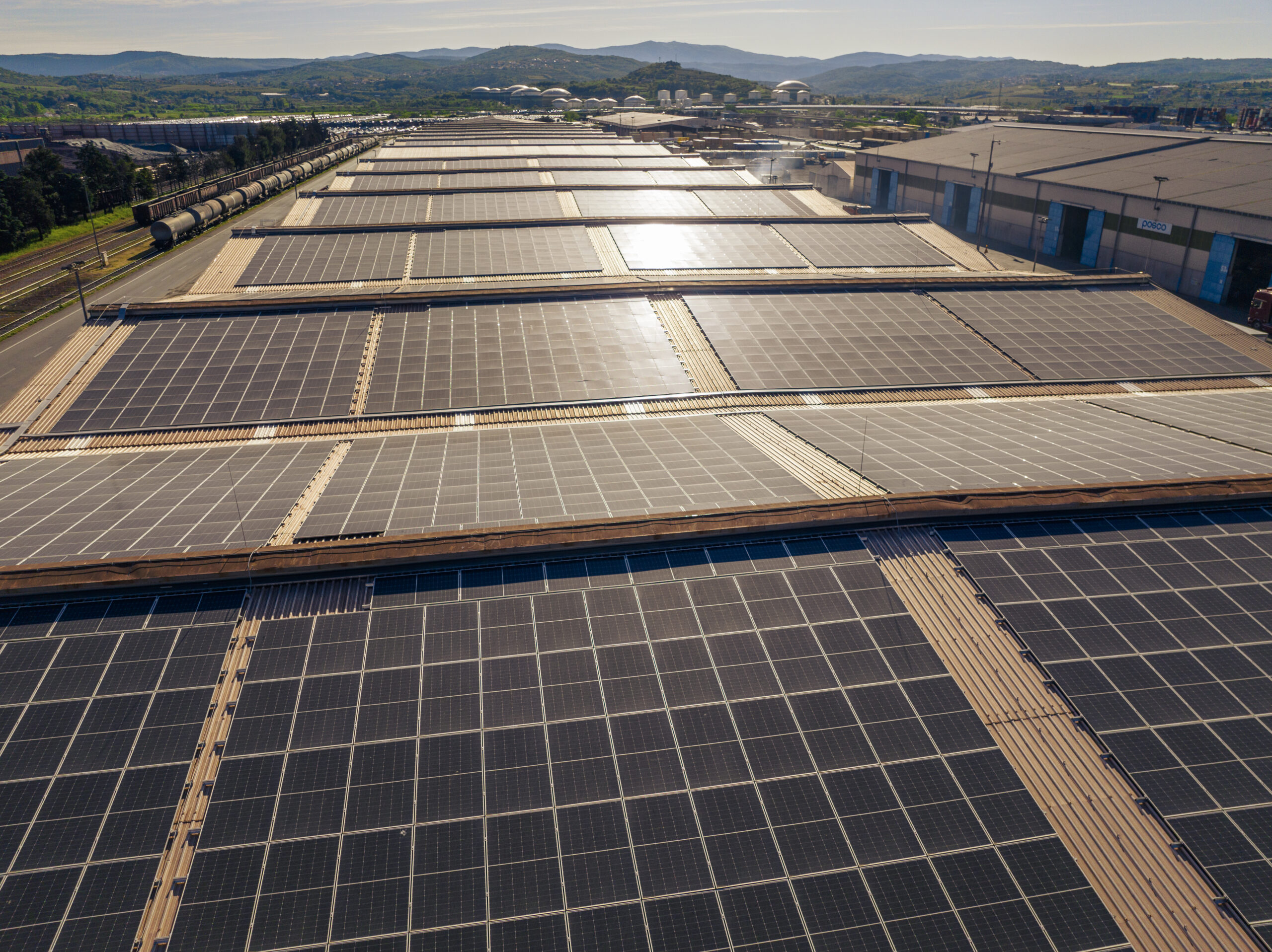 Sončna elektrarna na strehi terminala za generalne tovore v Luki Koper.