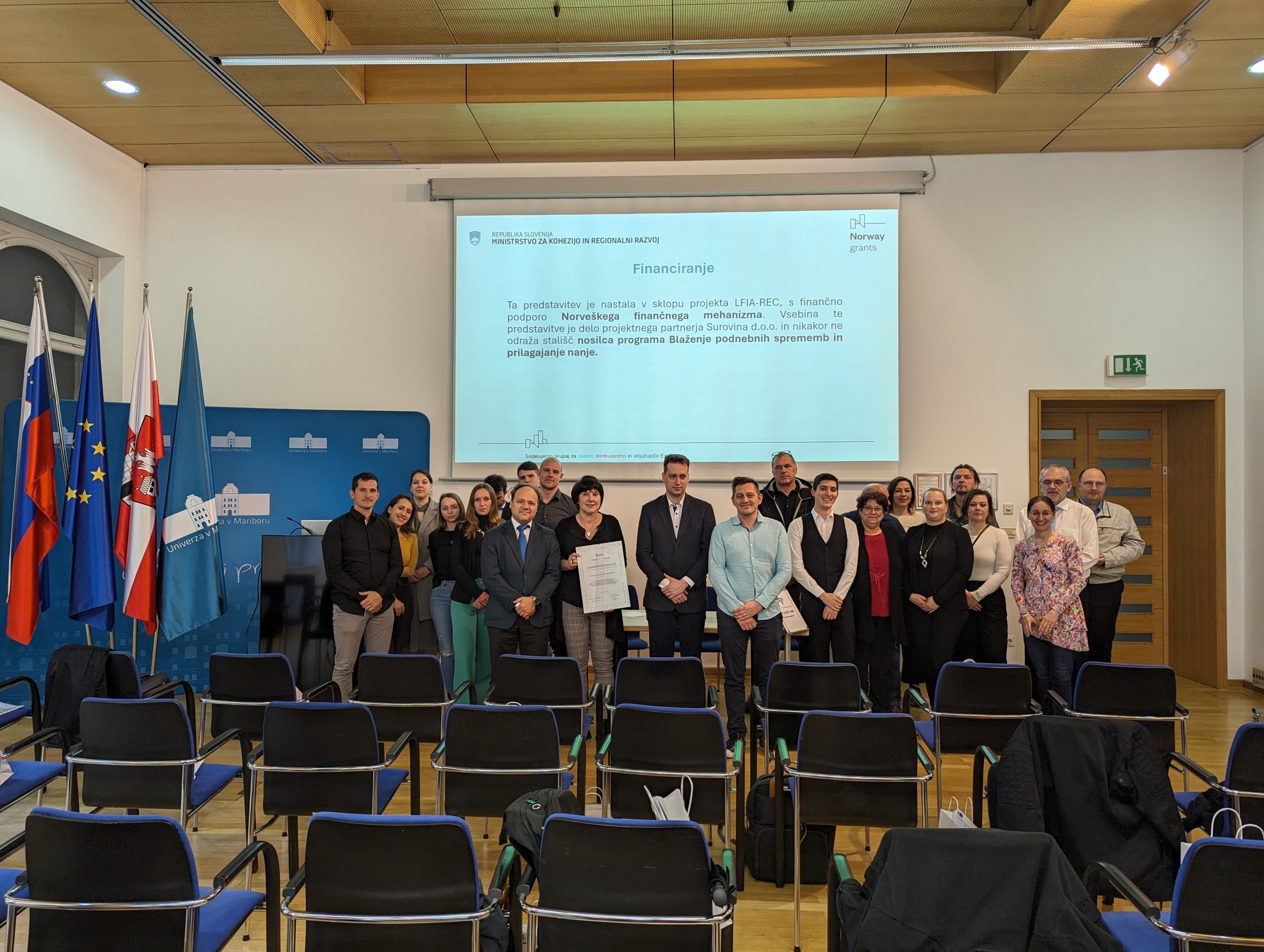 Udeleženci konference na odru skupinsko pozirajo fotografu.