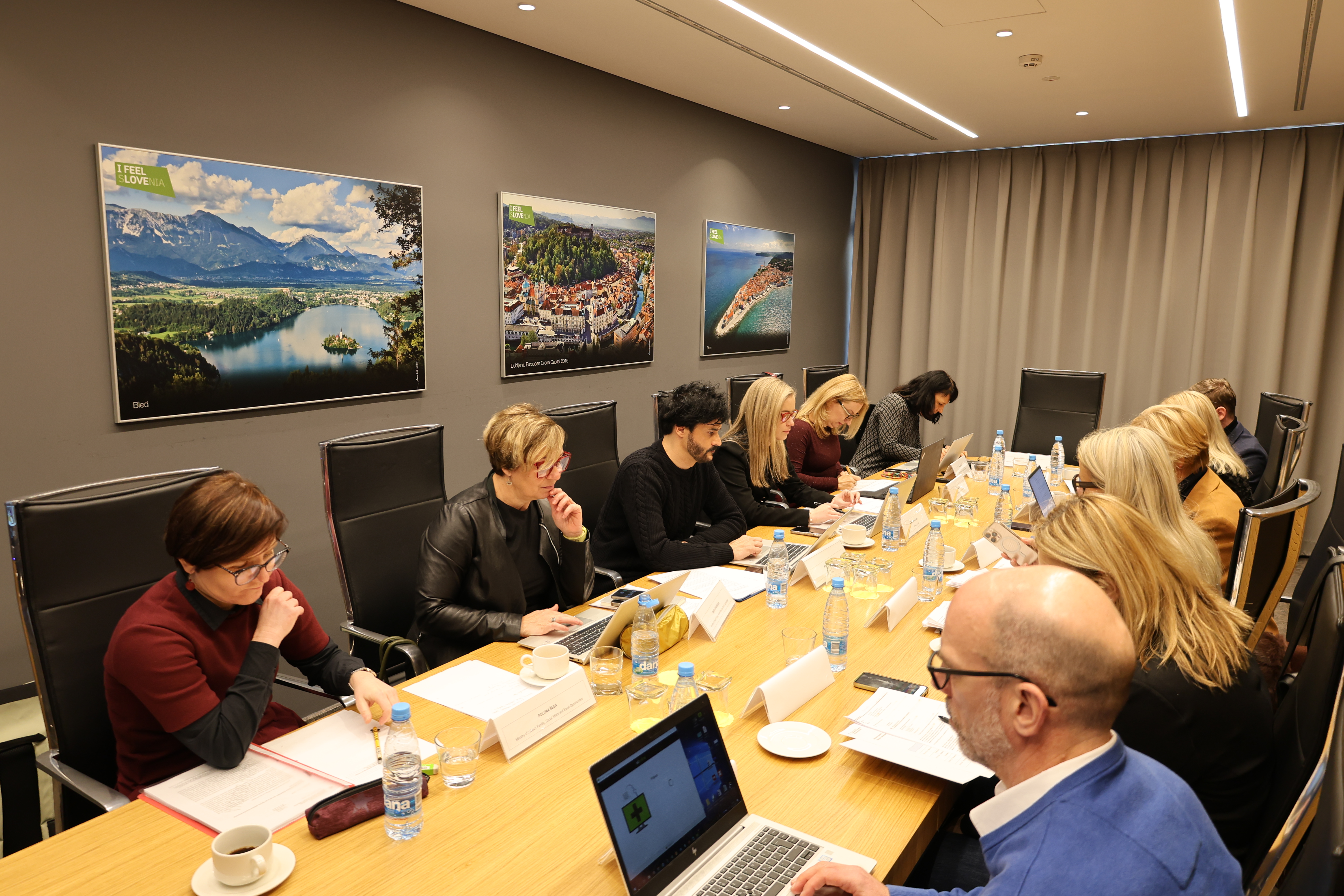 Participants in an expert discussion meeting sit at a table and hold a meeting.